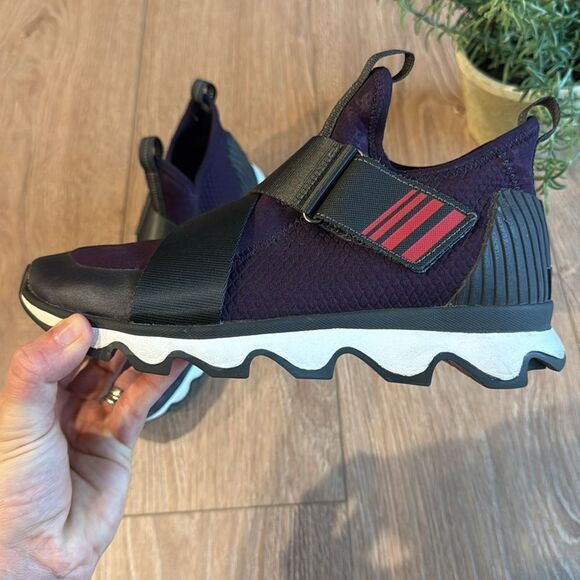 SOREL KINETIC SNEAKER IN DARK PLUM NEARLY NEW SIZE 8 - Picture 7 of 11